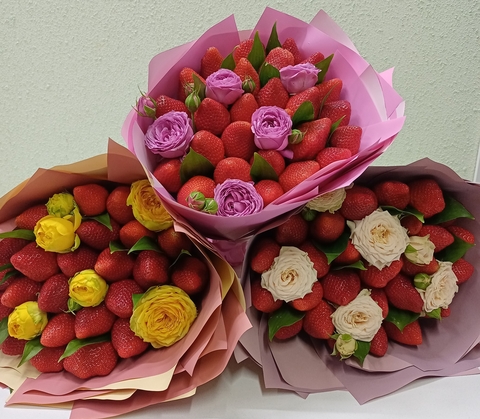 Букет из клубники с цветами 