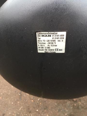 Воздушный ресивер/балон МАН/MAN 20L (81514016029)  OEM MAN - 81514016029; 81514010238  Ресивер МАН ТГЛ 20 литров, бу с хомутами, в наличии!     Разборка МАН/MAN     Разбираем грузовики МАН, разбираемые нами авто все из Европы, б/у  запчасти в отличном состоянии. Наш товар уже был в употреблении, но это не означает, что  он низкого качества. Каждый из наших сотрудников имеет многолетний опыт работы с  подобными автомобилями. Подбор запчастей по VIN-номеру автомобиля, отправка по всей  России, гарантия на запчасти!   Помимо б/у запчастей МАН, вы так же можете приобрести у нас высококачественный аналог  Европейских, Турецких и Китайских производителей.  Новые запчасти на МАН