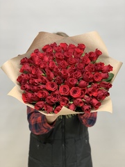 Букет 75 роз Кения 40 см в крафте красные
