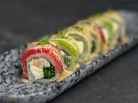 Ролл с тунцом, угрем и авокадо под кунжутным соусом
