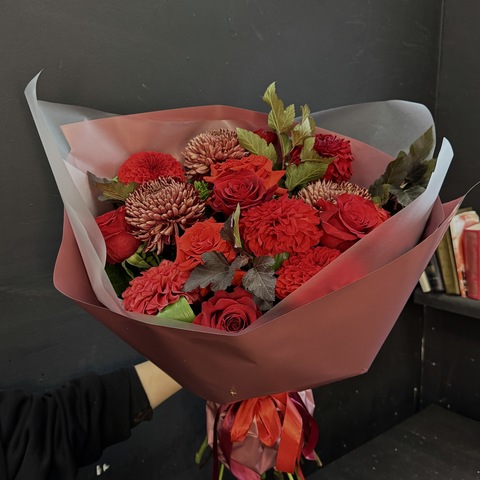 Готический осенний букет из алых роз, хризантем и георгин