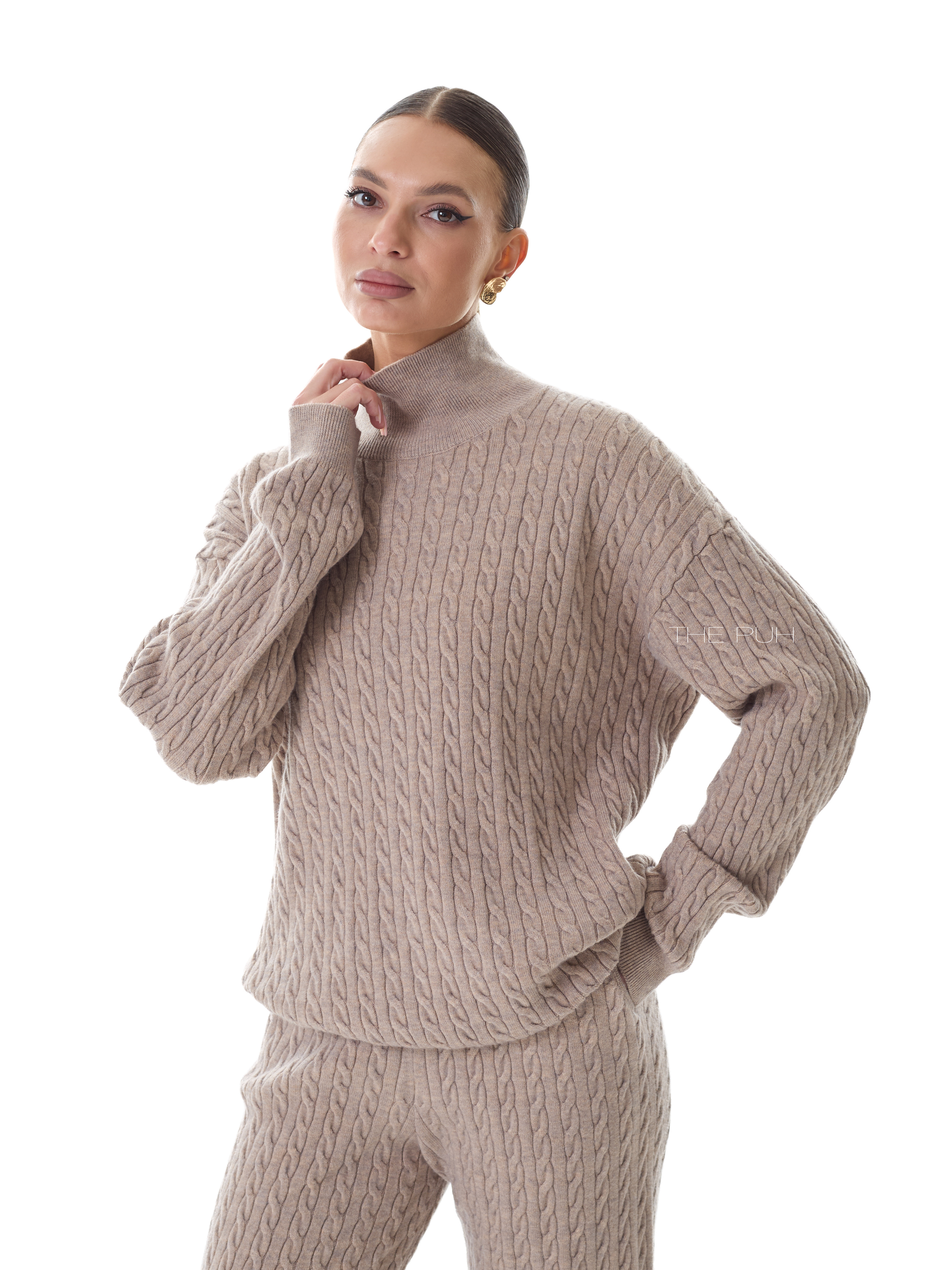 Трикотажный костюм цвета капучино в косичку