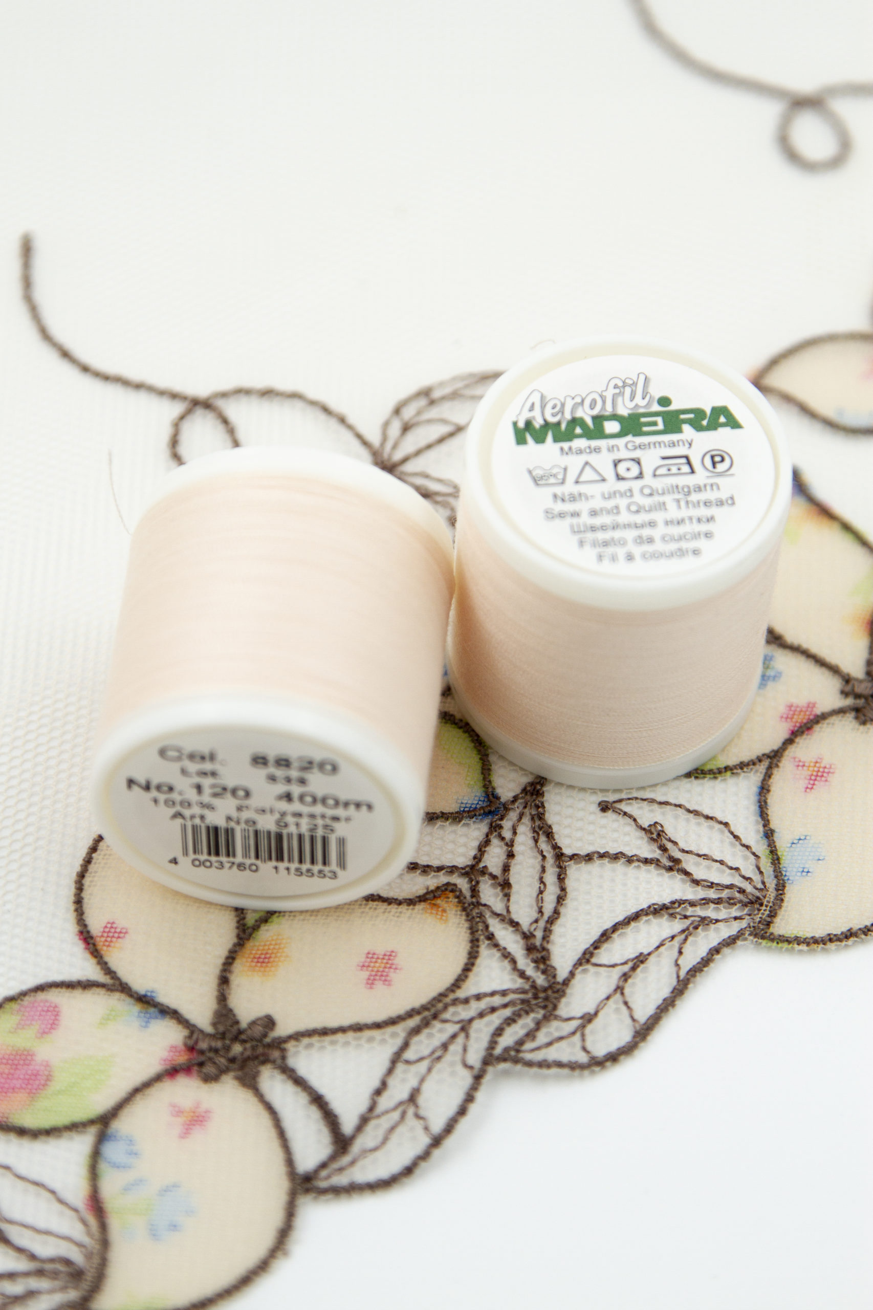 Нитки швейные Madeira aerofil №120 Col. 8820 серебристый пион (100, 400, 1000 м)