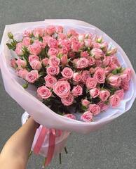 Букет из розовых кустовых роз "Rosara"