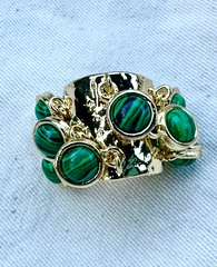 akcentnoe-kolco-s-cvetnymi-podveskami-iz-zhemchuga-liocel-pod-malahit-v-limonnoj-pozolote