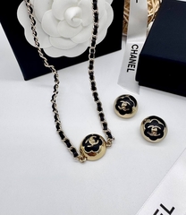 Серьги-пусеты CHANEL круглые с черными вставками из кожи