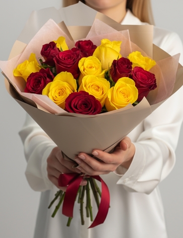 Букет роз из 15 роз яркий