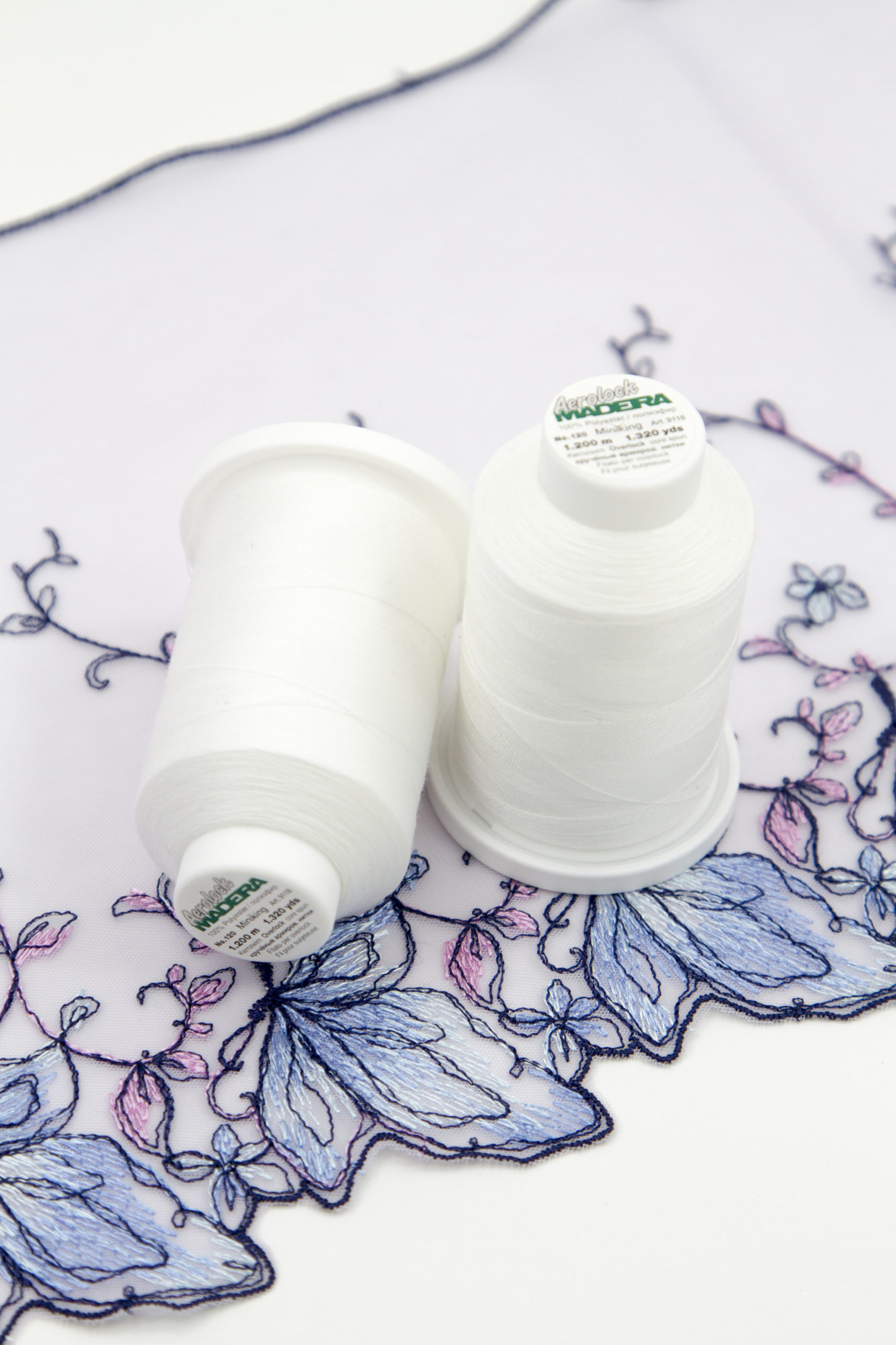 Нитки швейные Madeira aerolock №125 Col. 8010 белый (1200 м)