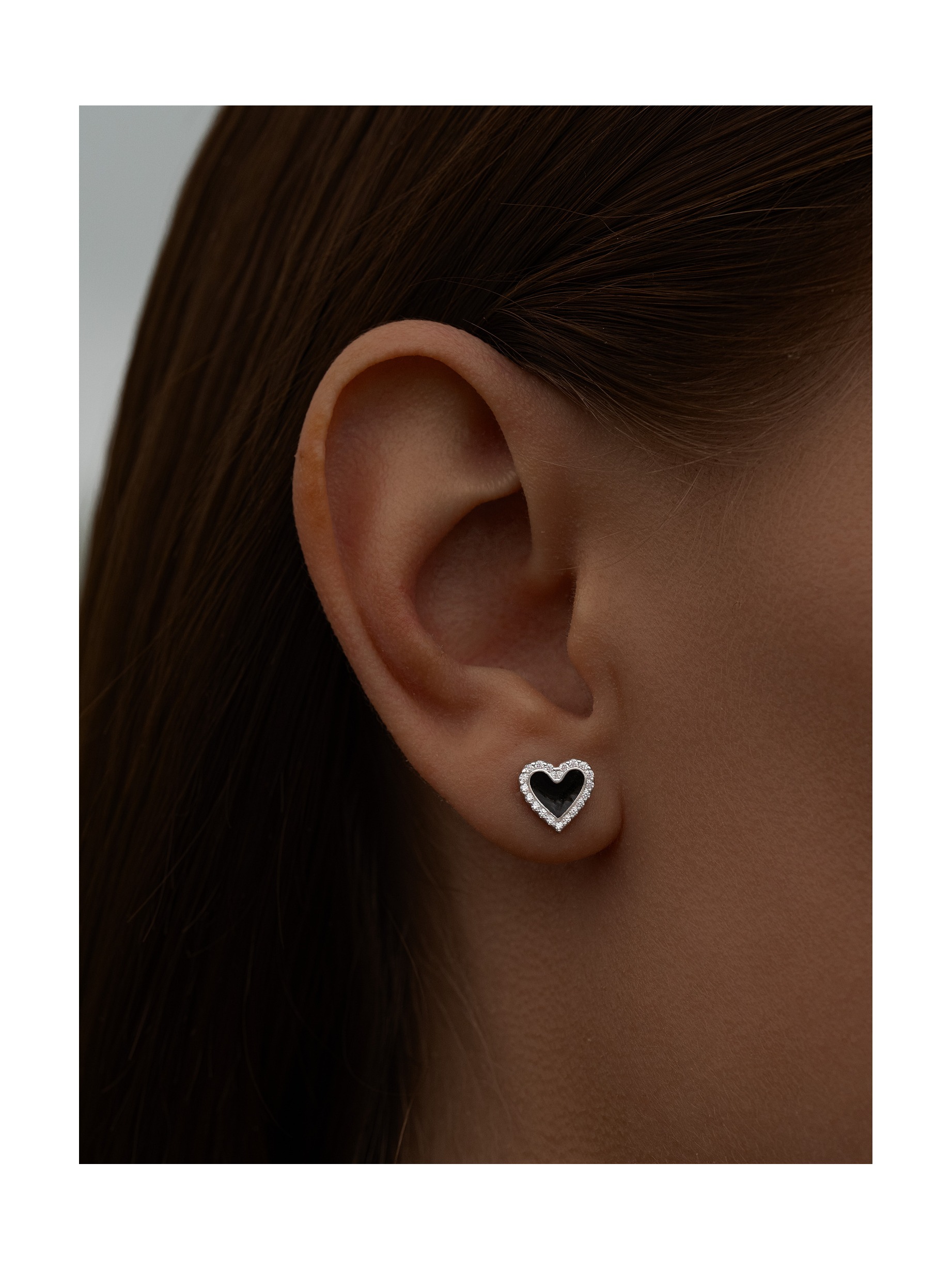 Серьги-гвоздики Сердце с чёрной эмалью и фианитами