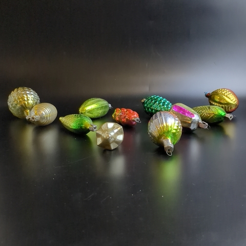 Ёлочные игрушки набор из 11 разных штук, шарики, шишки и др, стекло, подвесные, винтаж времён СССР 1960-1980 гг.Советские ёлочные игрушки и украшения. Состояние и комплектация на фото, могут присутствовать незначительные неровности и сколы, закрытые металлическим подвесом (под подвесом).