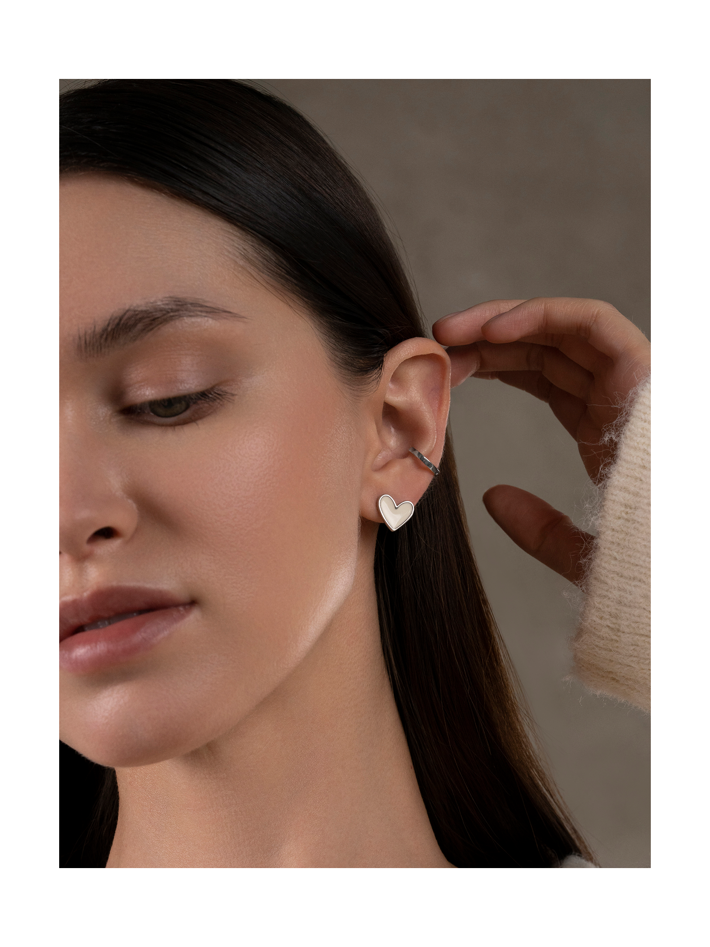 Серьги-гвоздики Сердце с белой эмалью