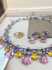 komplekt-ukrashenij-kole-sergi-s-rozovymi-i-zheltymi-kamnyami