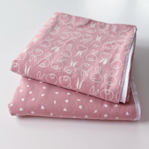 Непромокаемая пеленка из теплого хлопка "Зайки пудра"