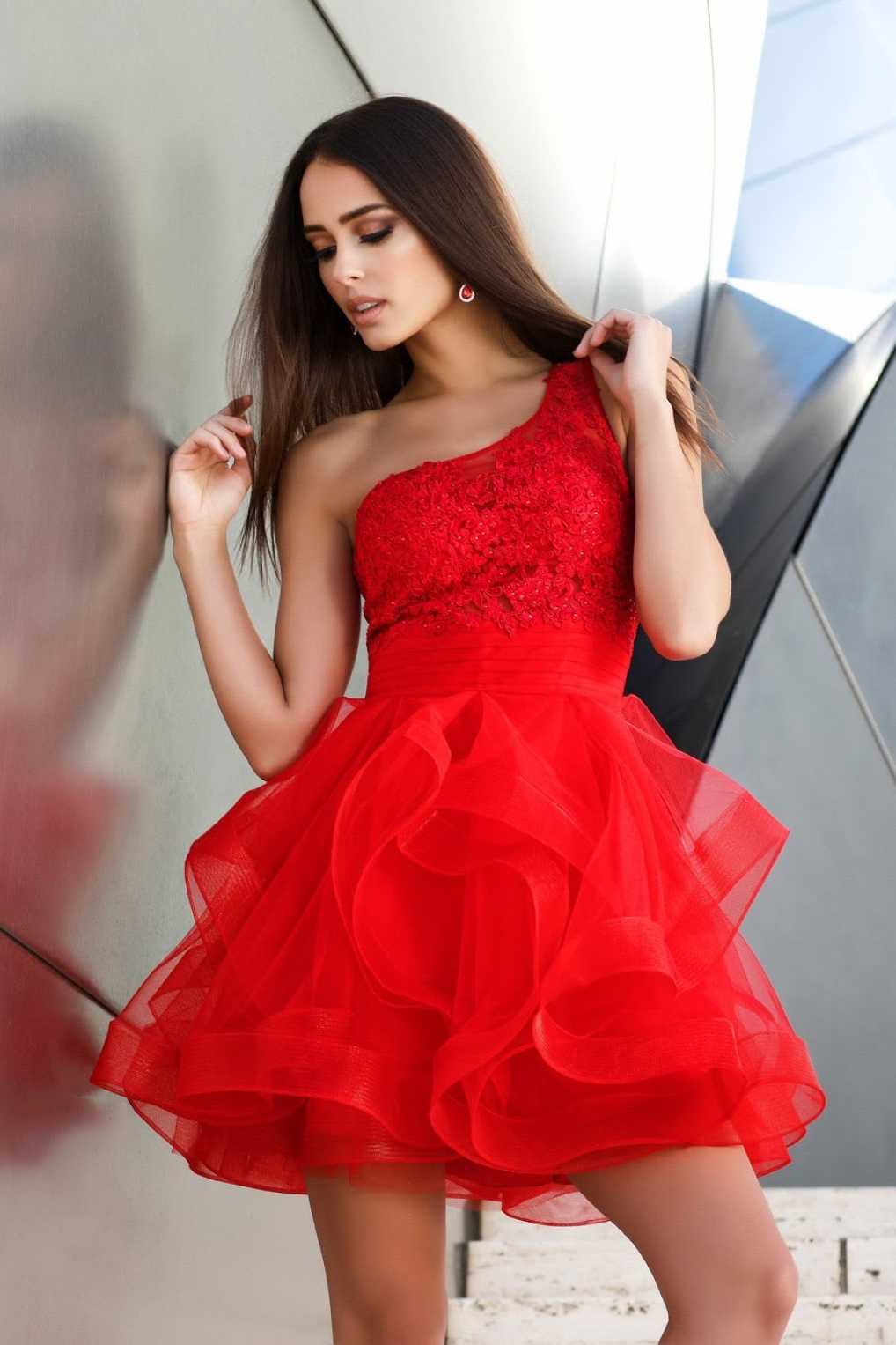 Пышное короткое красное платье