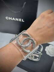 20175-braslet-manzheta-shirokij-chanel-s-logo-iz-latuni-v-pozolote-lux