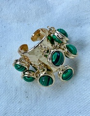 akcentnoe-kolco-s-cvetnymi-podveskami-iz-zhemchuga-liocel-pod-malahit-v-limonnoj-pozolote