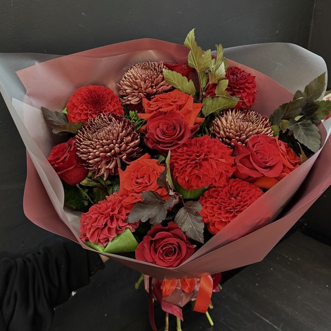 Готический осенний букет из алых роз, хризантем и георгин