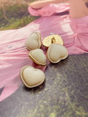 Пуговицы Сердечки бархатные молочные