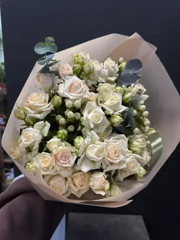 Кустовая роза с гиперикумом