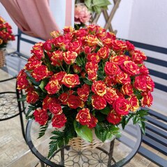 Корзина с кустовыми розами сорта "Fire flash"