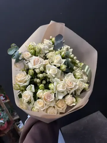 Кустовая роза с гиперикумом