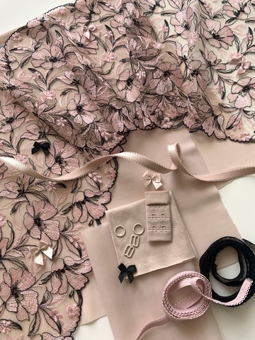 Вышивка на сетке розовая/черная 23 см