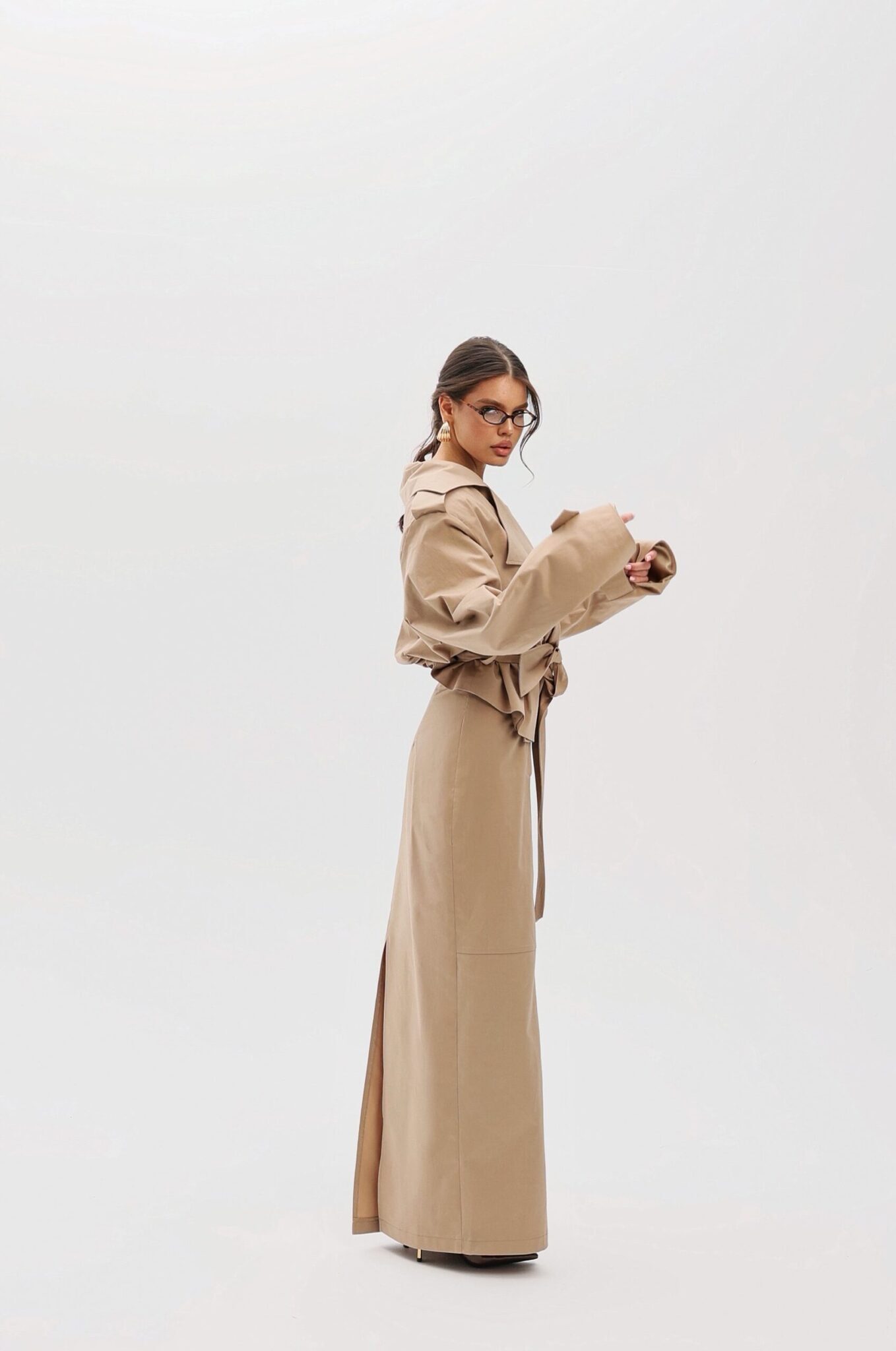 Укороченный тренч с объемными плечами песочный