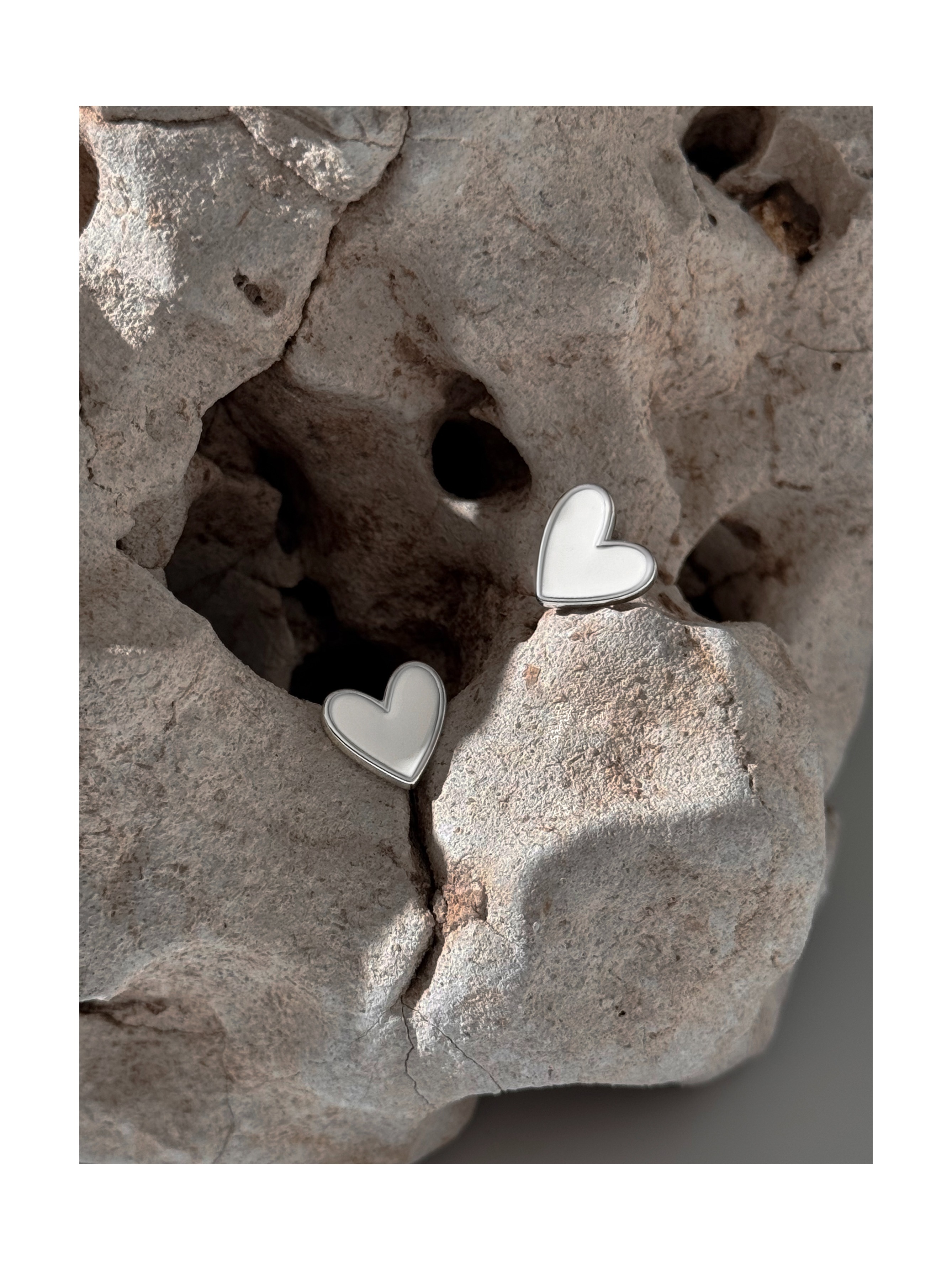 Серьги-гвоздики Сердце с белой эмалью