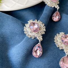 Кабошоны ювелирные со стразами и подвеской Капля, 25*45 мм, розовый в серебряной оправе, набор 5 шт.