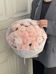 Авторский букет из хризантемы в персиковом оттенке