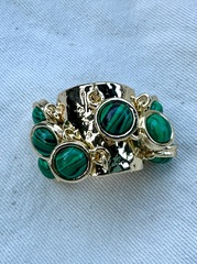 akcentnoe-kolco-s-cvetnymi-podveskami-iz-zhemchuga-liocel-pod-malahit-v-limonnoj-pozolote