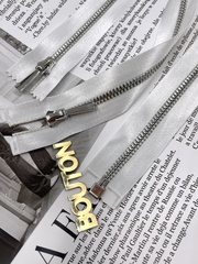 Молния на белой атласной тесьме серебристая