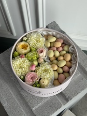 Цветочная композиция в коробке+ миндаль в белой шоколадной глазури