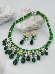 komplekt-ukrashenij-kole-sergi-c-izumrudnymi-kamnyami-v-stile-graff