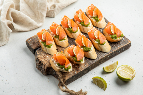 Брускетта с лососем и муссом из авокадо, 10 шт.