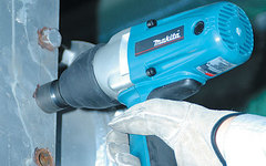 Ударный гайковерт Makita TW0200