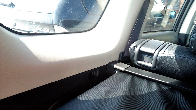 Шторки аутлендер 3. Шторка багажника Mitsubishi Outlander 2013. Mitsubishi Outlander XL электропривод багажника. Электропривод багажника Аутлендер 3. Шторка Митсубиси Аутлендер с электроприводом.