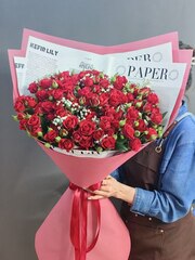 Букет из красных кустовых роз