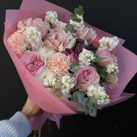 Букет из роз, хризантем и маттиолы