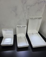 korobka-futlyar-belaya-s-podsvetkoj-dlya-upakovki-kole-komplekta-yuvelirnyh-ukrashenij