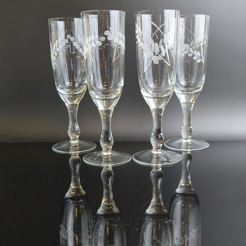 Фужеры набор из 4 штук, стекло, резной матовый цветочный декор, 16 см, винтаж СССР 1970-1990 гг