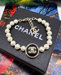 braslet-chanel-iz-zhemchuzhin-s-krugloj-podveskoj