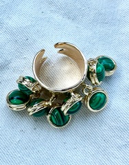 akcentnoe-kolco-s-cvetnymi-podveskami-iz-zhemchuga-liocel-pod-malahit-v-limonnoj-pozolote