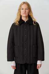 Зимняя стеганая куртка с меховым воротником черного цвета