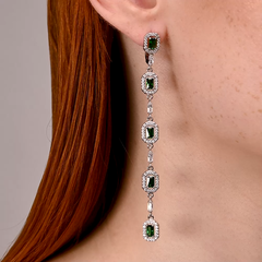 94027048-sergi-dlinnye-iz-serebra-s-izumrudnymi-fianitami