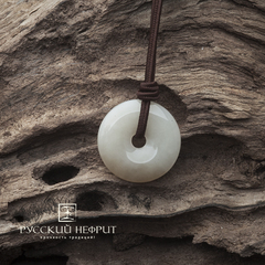 Диск Би малый. Белый нефрит.