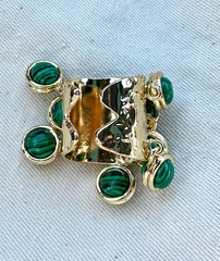 akcentnoe-kolco-s-cvetnymi-podveskami-iz-zhemchuga-liocel-pod-malahit-v-limonnoj-pozolote