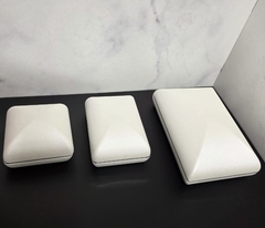 Коробка/футляр белая с подсветкой для упаковки колье/комплекта ювелирных украшений