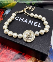 braslet-chanel-iz-zhemchuzhin-s-krugloj-podveskoj