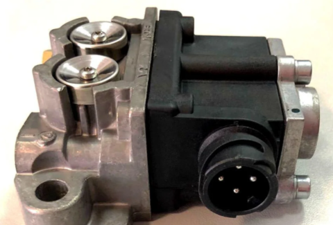 Клапан КПП электромагнитный (клапан переключения) для грузовых автомобилей МАН ТГЛ. Запчасть б.у, в хорошем состоянии.   Оригинальные номера MAN - 81326886009, 81.32688-6009.